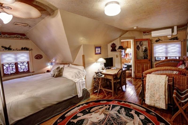 The Queen, A Victorian Bed & Breakfast