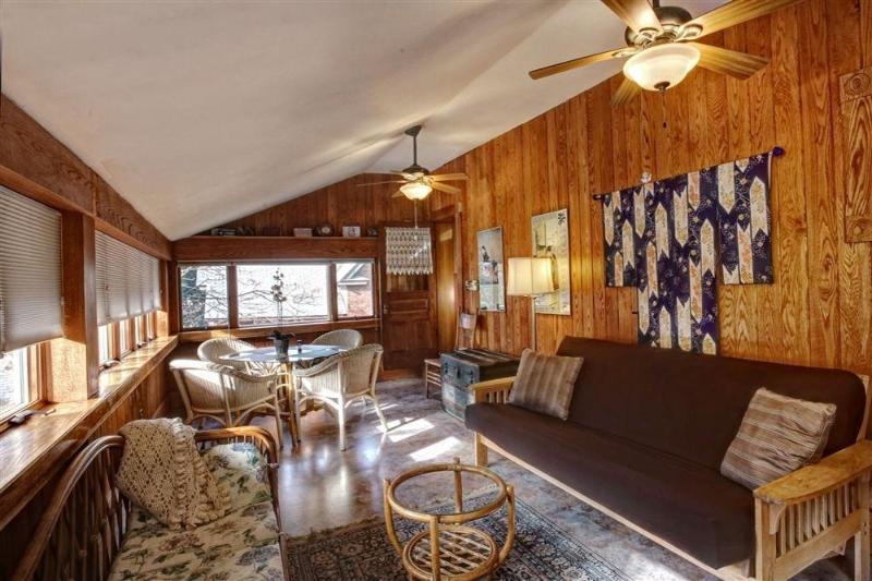 The Queen, A Victorian Bed & Breakfast