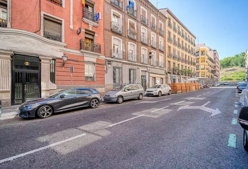 مسافرخانه Angelitomad