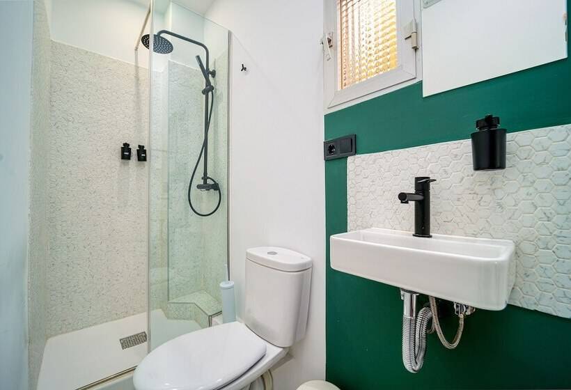 مسافرخانه Angelitomad