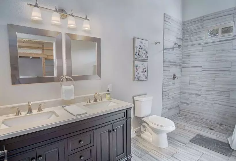 مسافرخانه Gorgeous Guesthouse Near Amazing Downtown