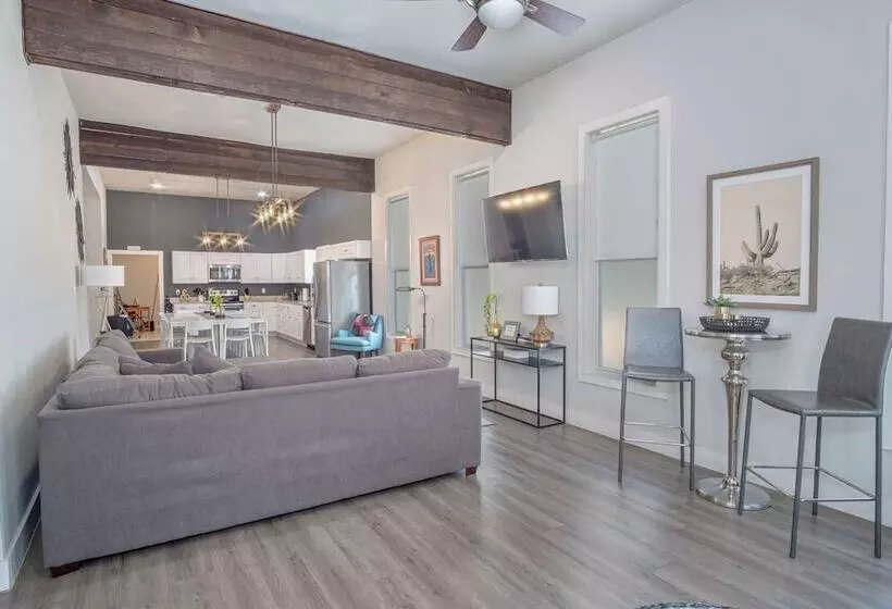 مسافرخانه Gorgeous Guesthouse Near Amazing Downtown