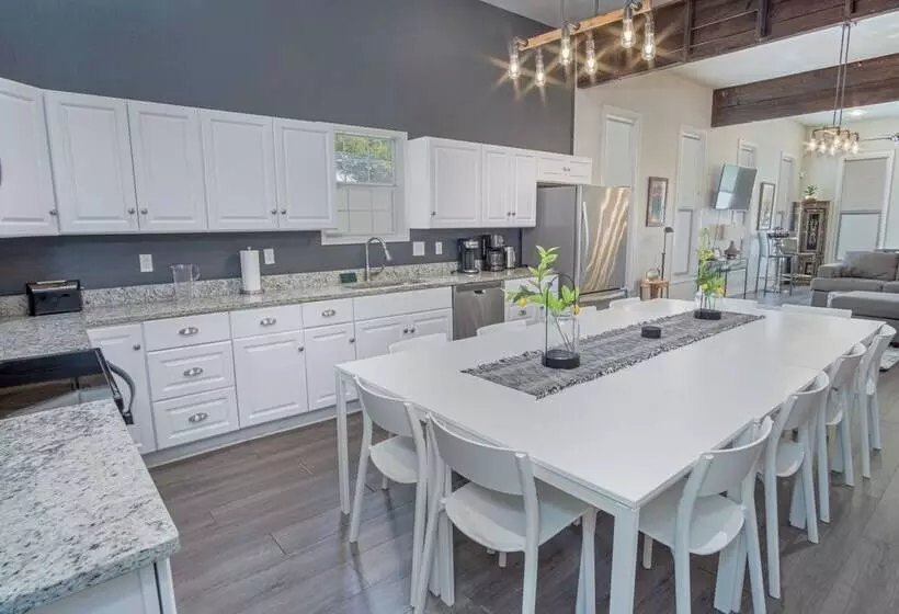 مسافرخانه Gorgeous Guesthouse Near Amazing Downtown