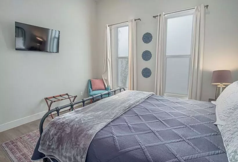 مسافرخانه Gorgeous Guesthouse Near Amazing Downtown