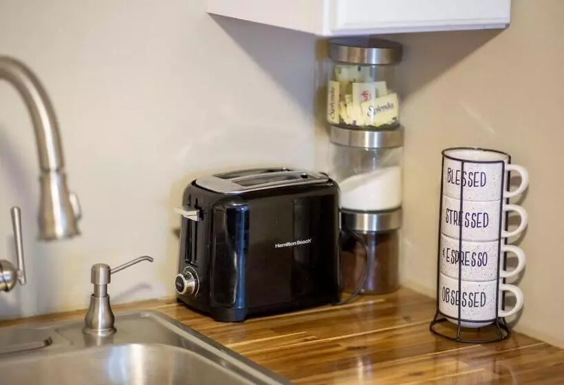 مسافرخانه Gorgeous Guesthouse Near Amazing Downtown