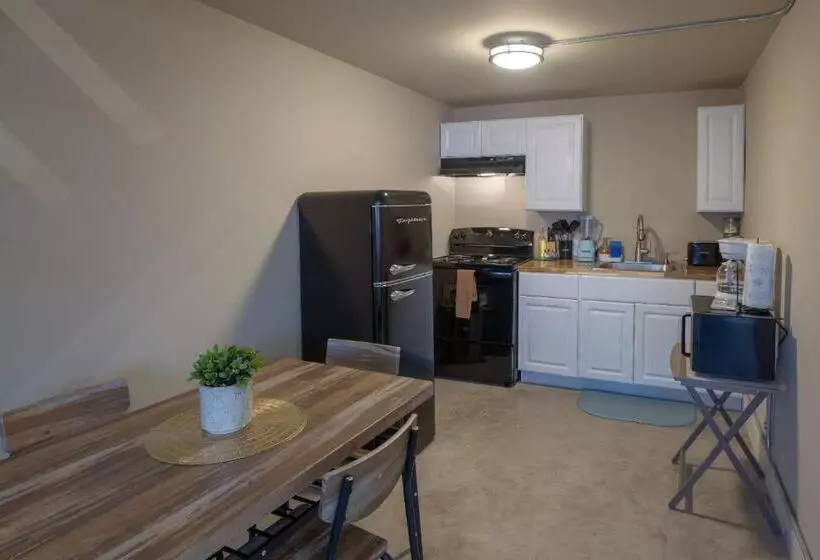 مسافرخانه Gorgeous Guesthouse Near Amazing Downtown