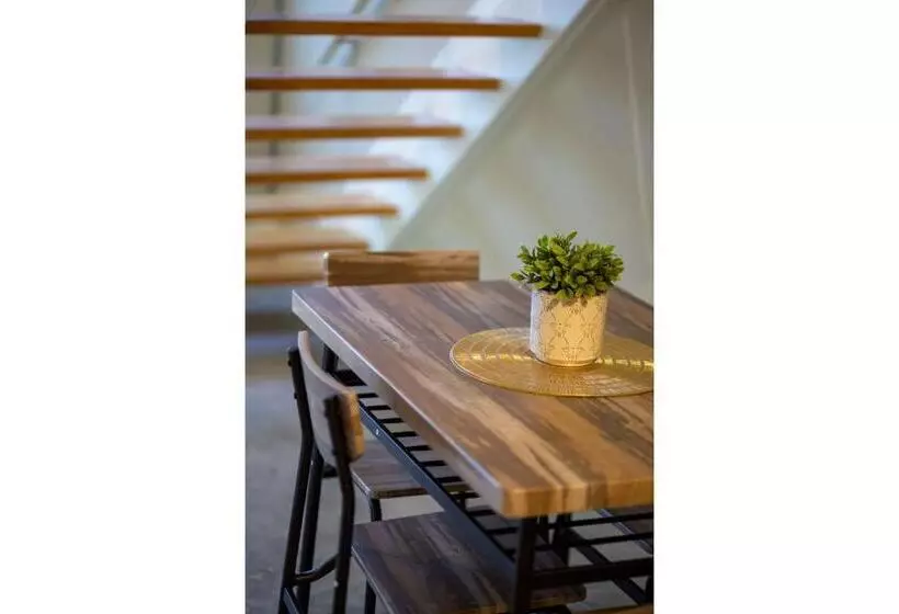 مسافرخانه Gorgeous Guesthouse Near Amazing Downtown