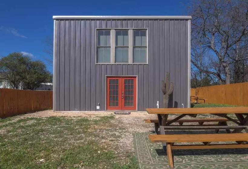 مسافرخانه Gorgeous Guesthouse Near Amazing Downtown