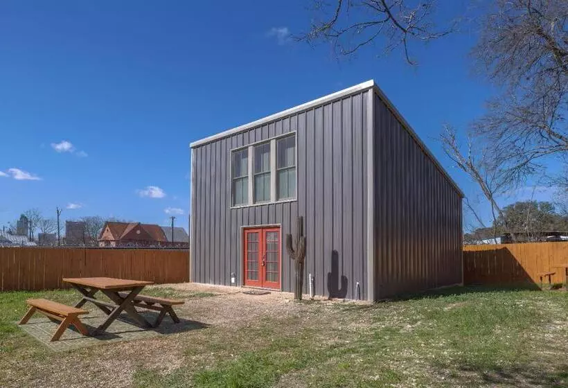 مسافرخانه Gorgeous Guesthouse Near Amazing Downtown