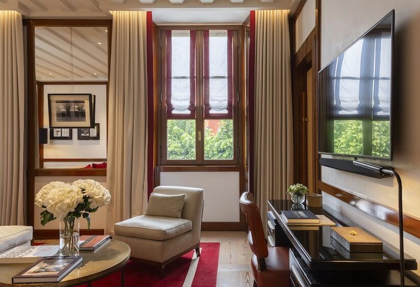 هتل Portrait Milano  Lungarno Collection