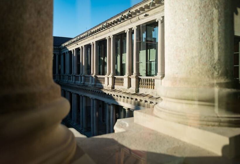 هتل Portrait Milano  Lungarno Collection