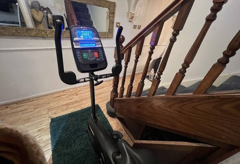 דירת נופש Stunning 3 Bed House In Enfield, Can Sleep 10