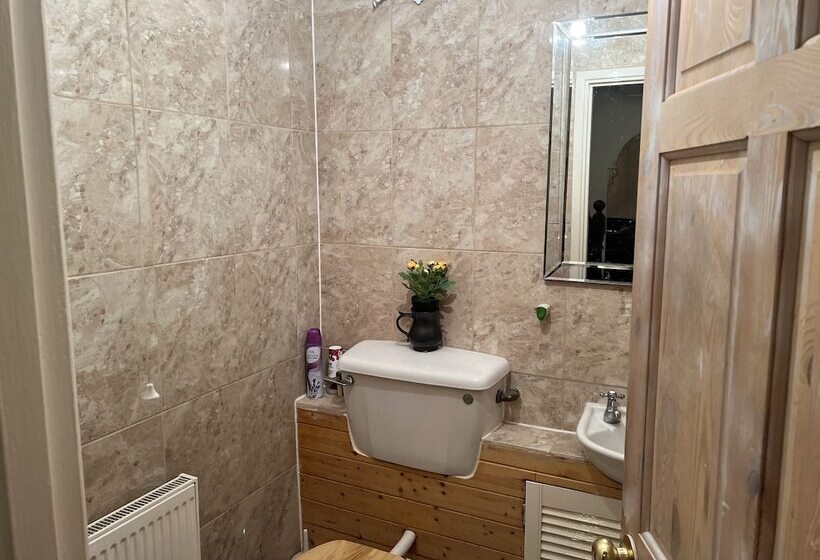 דירת נופש Stunning 3 Bed House In Enfield, Can Sleep 10
