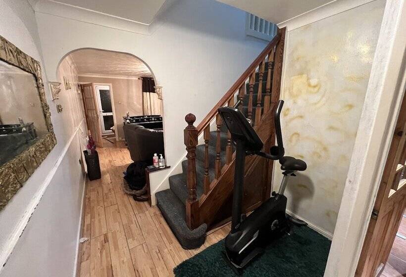 דירת נופש Stunning 3 Bed House In Enfield, Can Sleep 10