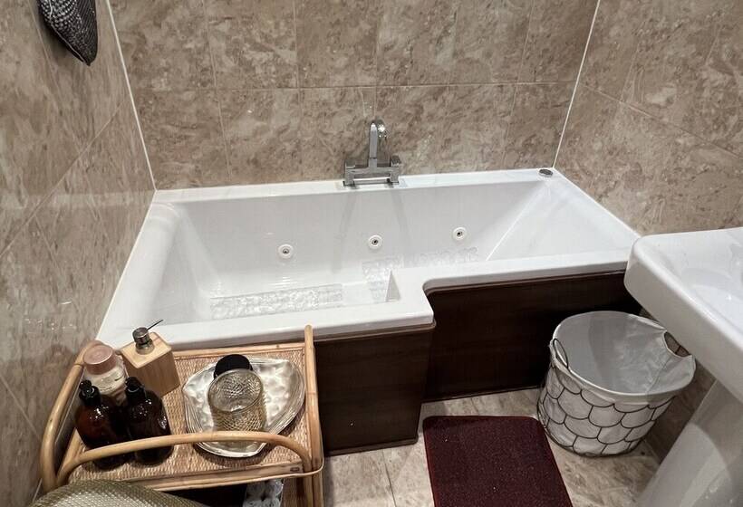 דירת נופש Stunning 3 Bed House In Enfield, Can Sleep 10