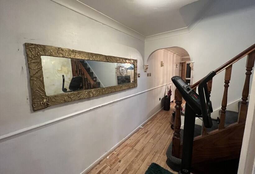 דירת נופש Stunning 3 Bed House In Enfield, Can Sleep 10