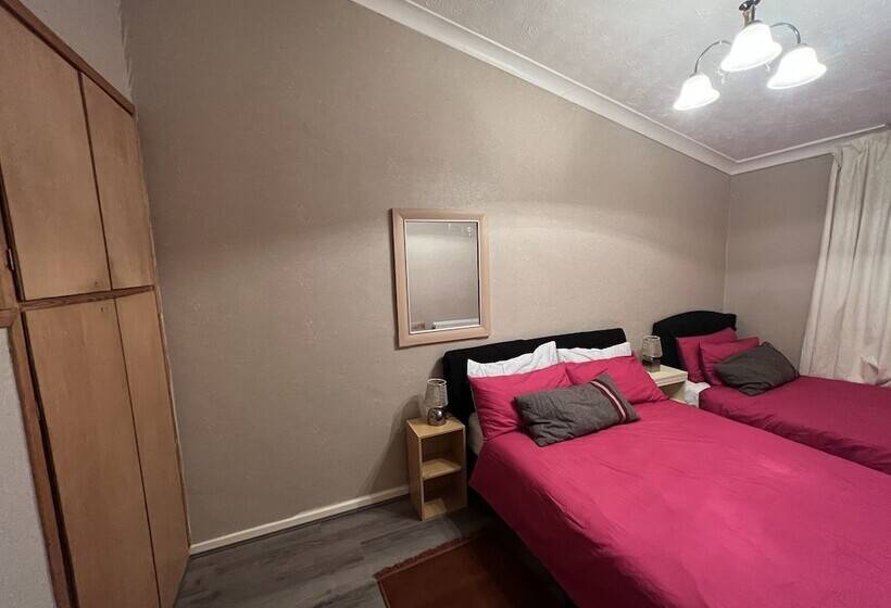 דירת נופש Stunning 3 Bed House In Enfield, Can Sleep 10