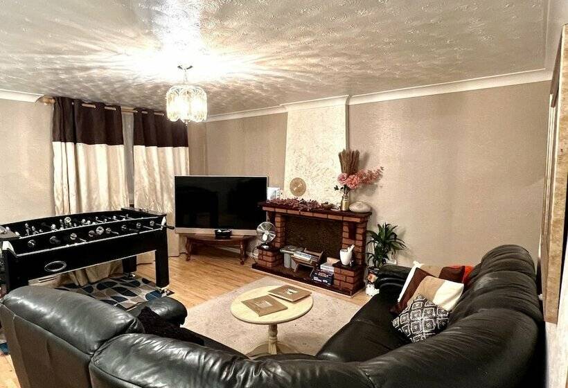 דירת נופש Stunning 3 Bed House In Enfield, Can Sleep 10
