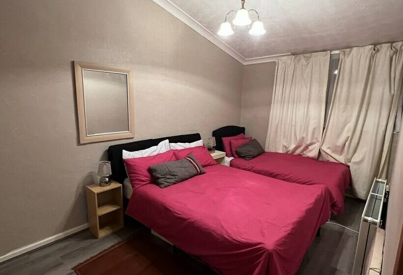 דירת נופש Stunning 3 Bed House In Enfield, Can Sleep 10