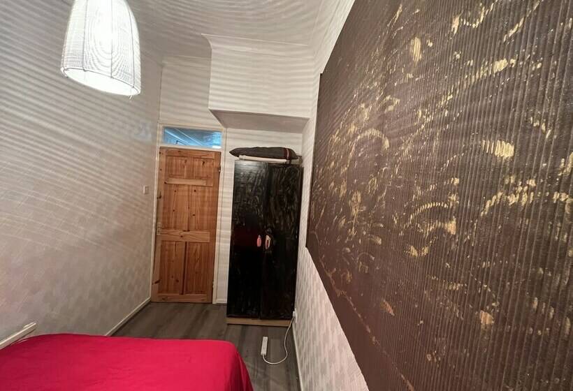 דירת נופש Stunning 3 Bed House In Enfield, Can Sleep 10