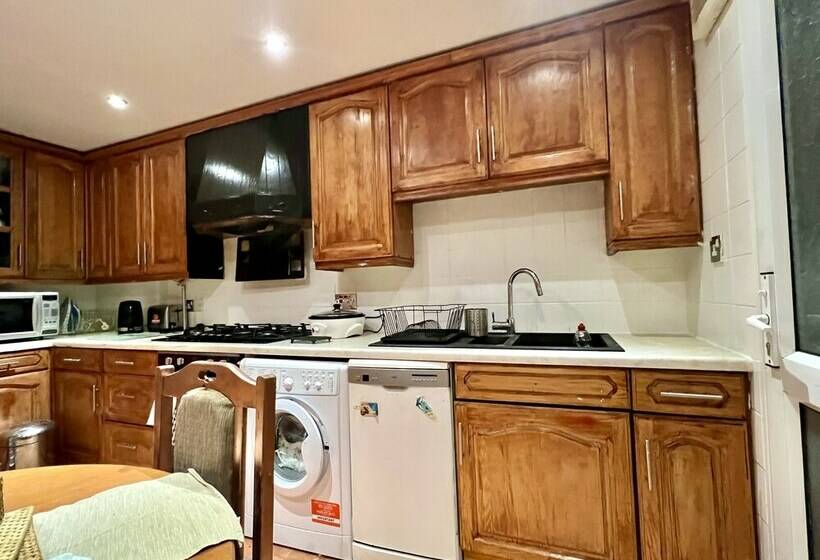 דירת נופש Stunning 3 Bed House In Enfield, Can Sleep 10