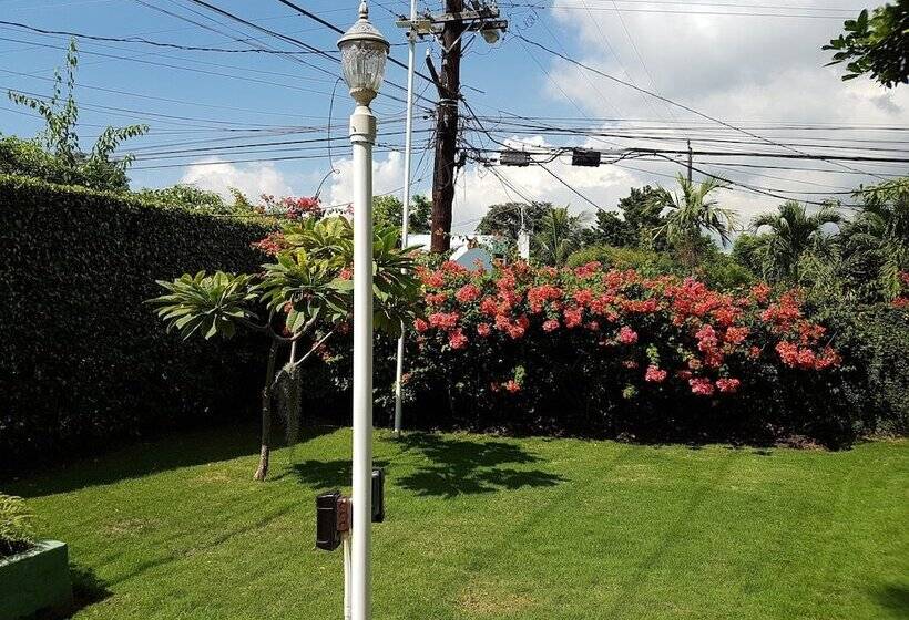 تختخواب و صبحانه Kingston Cottage