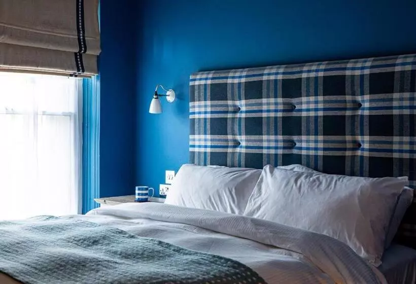 تختخواب و صبحانه The George At Backwell