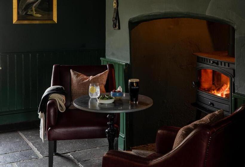 تختخواب و صبحانه The George At Backwell