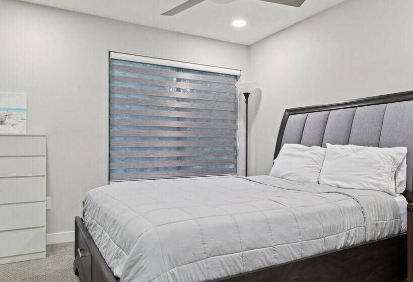 Luxury Paradise Valley Condo, Complete Remodel!