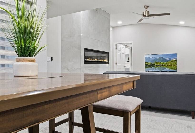 Luxury Paradise Valley Condo, Complete Remodel!