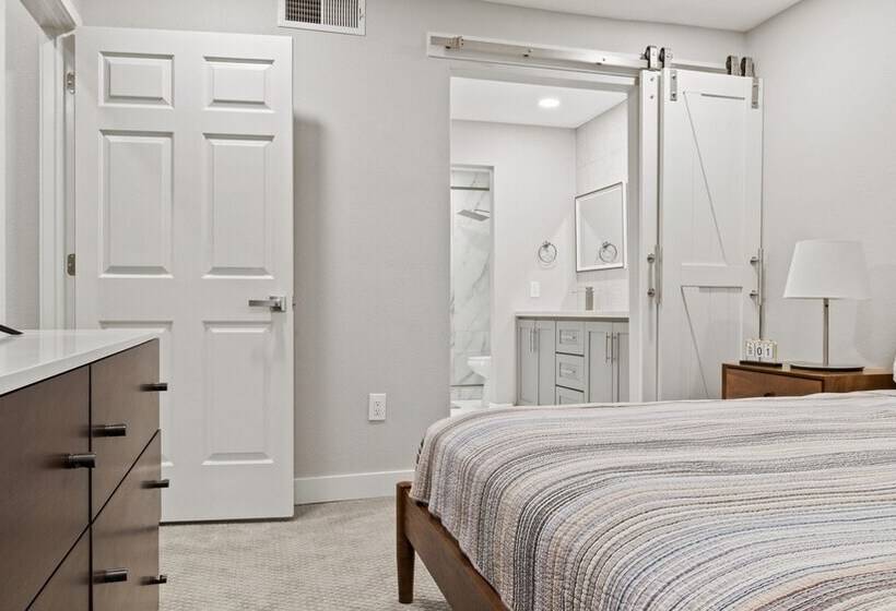 Luxury Paradise Valley Condo, Complete Remodel!