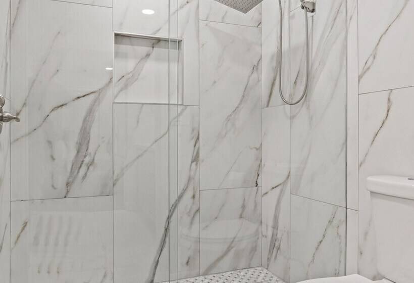 Luxury Paradise Valley Condo, Complete Remodel!