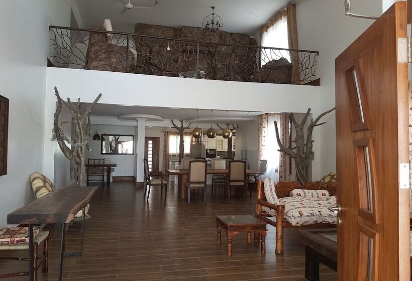 پانسیون Queens Chateau Boutique Villa