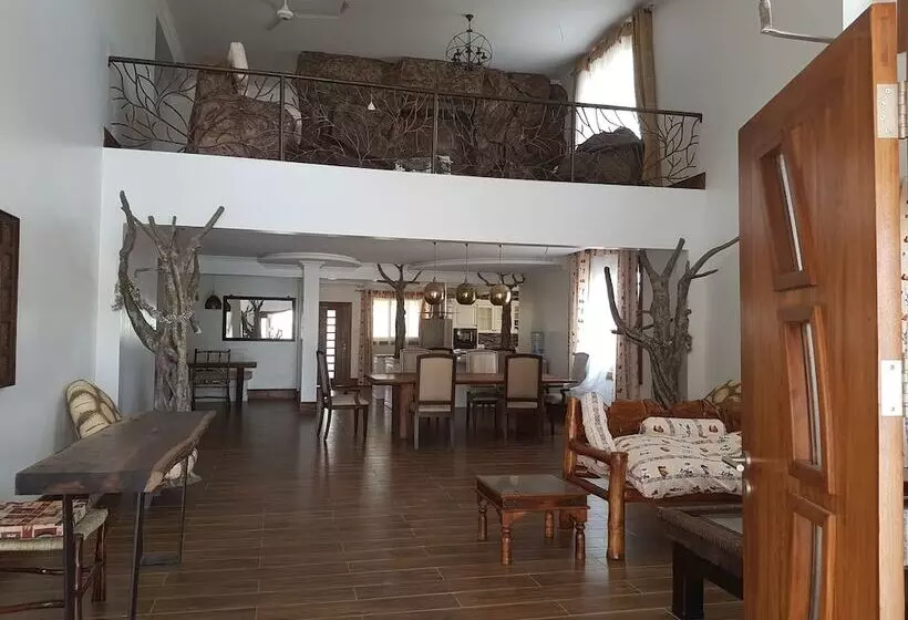 پانسیون Queens Chateau Boutique Villa