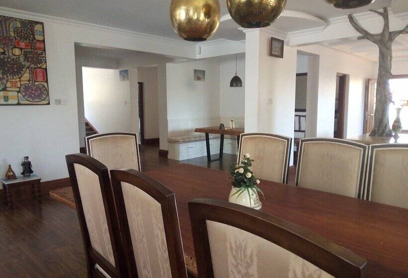 پانسیون Queens Chateau Boutique Villa