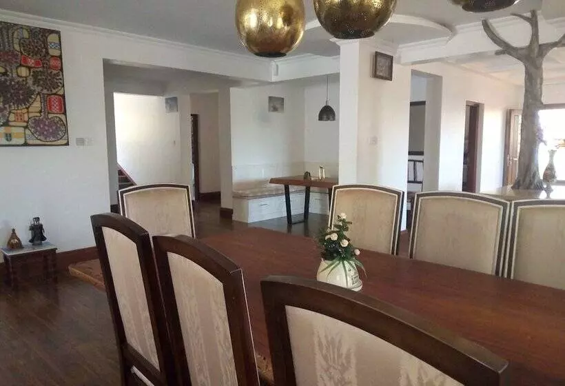 پانسیون Queens Chateau Boutique Villa