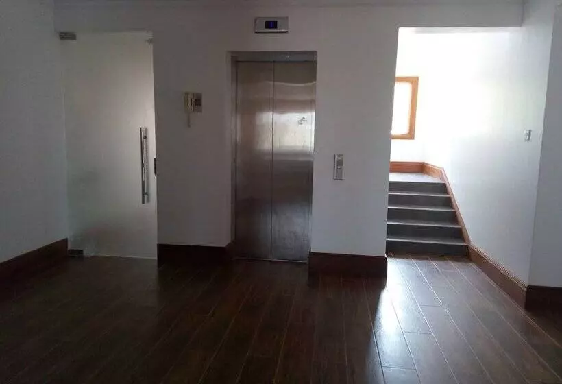 پانسیون Queens Chateau Boutique Villa