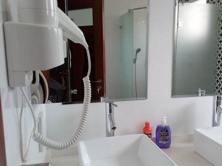 پانسیون Queens Chateau Boutique Villa