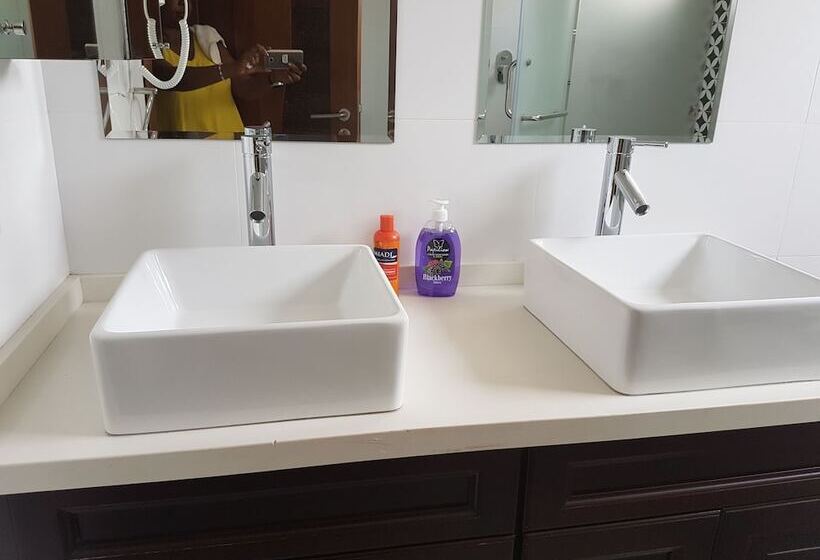 پانسیون Queens Chateau Boutique Villa