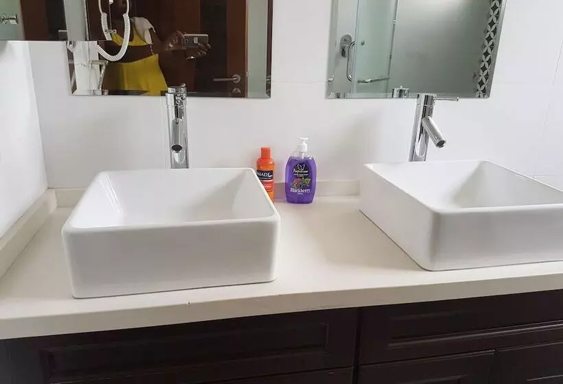 پانسیون Queens Chateau Boutique Villa