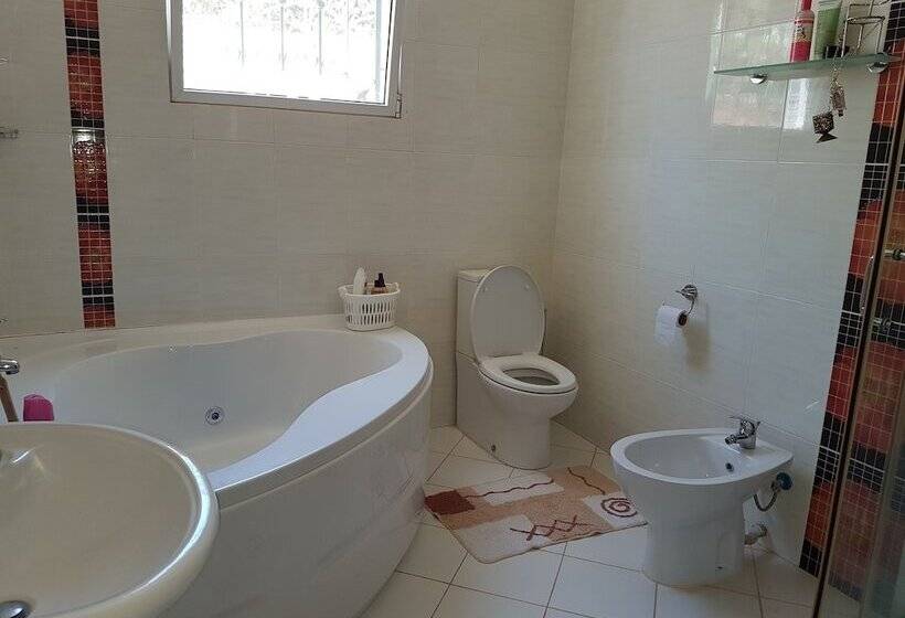 پانسیون Queens Chateau Boutique Villa