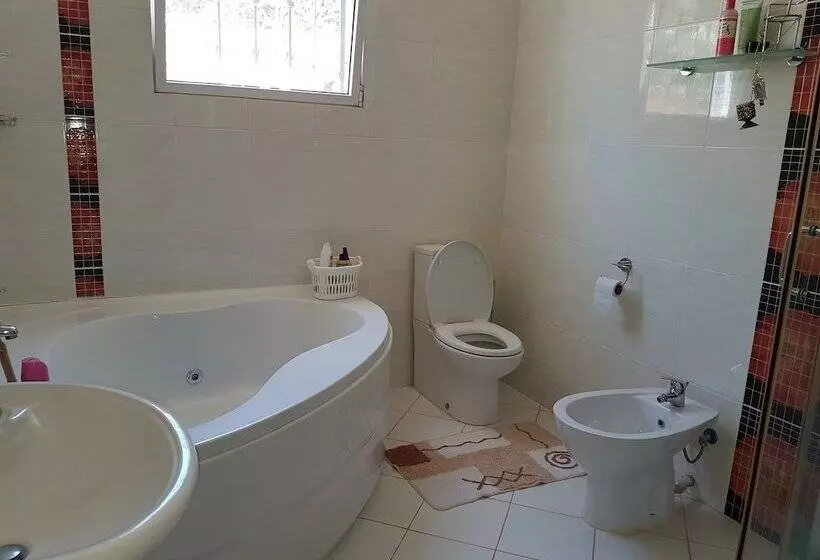 پانسیون Queens Chateau Boutique Villa