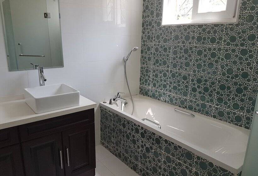 پانسیون Queens Chateau Boutique Villa