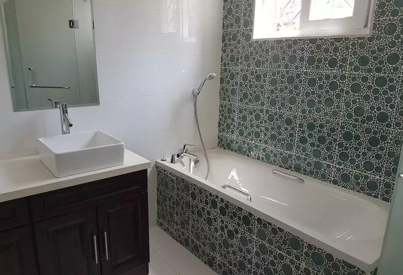 پانسیون Queens Chateau Boutique Villa