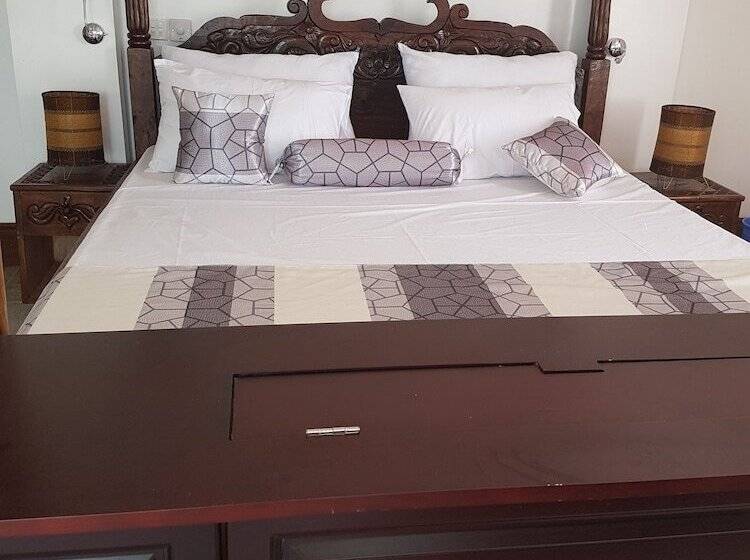 پانسیون Queens Chateau Boutique Villa