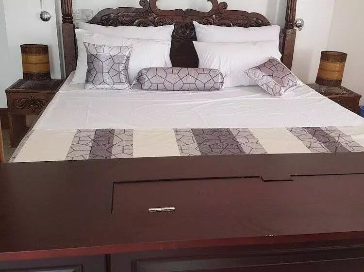 پانسیون Queens Chateau Boutique Villa