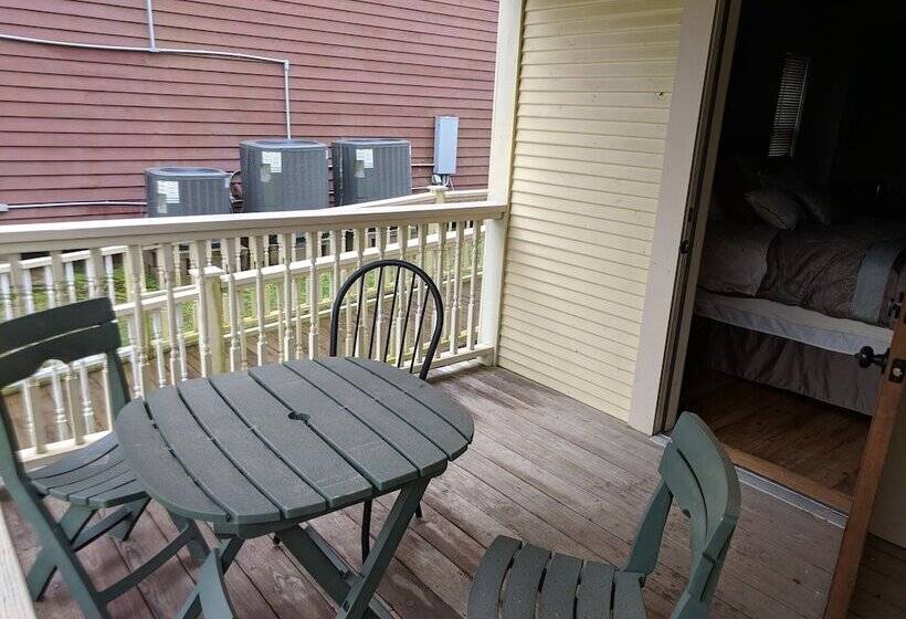 تختخواب و صبحانه Silver Sycamore