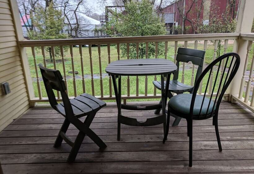 تختخواب و صبحانه Silver Sycamore