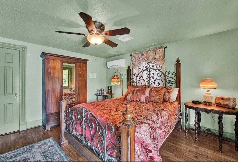 تختخواب و صبحانه Silver Sycamore