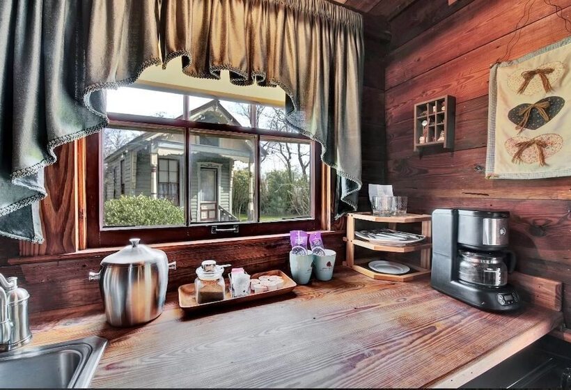 تختخواب و صبحانه Silver Sycamore